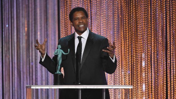 LOS ANGELES, CA - JANUARY 29:  Actor Denzel Washington accepts Outstanding Performance by a Male Actor in a Leading Role for 'Fences' onstage during The 23rd Annual Screen Actors Guild Awards at The Shrine Auditorium on January 29, 2017 in Los Angeles, California. 26592_014  (Photo by Kevin Winter/Getty Images )