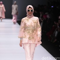 Koleksi Anniesa Hasibuan mengangkat tema DJakarta di Jakarta Fashion Week 2017. Senayan City. Jakarta. [Foto: Mohammad Abduh/Wolipop]