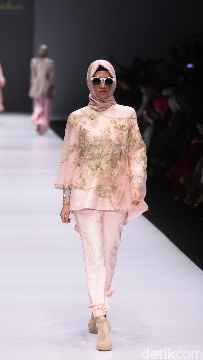 Koleksi Anniesa Hasibuan mengangkat tema DJakarta di Jakarta Fashion Week 2017. Senayan City. Jakarta. [Foto: Mohammad Abduh/Wolipop]