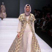 Koleksi Anniesa Hasibuan mengangkat tema DJakarta di Jakarta Fashion Week 2017. Senayan City. Jakarta. [Foto: Mohammad Abduh/Wolipop]