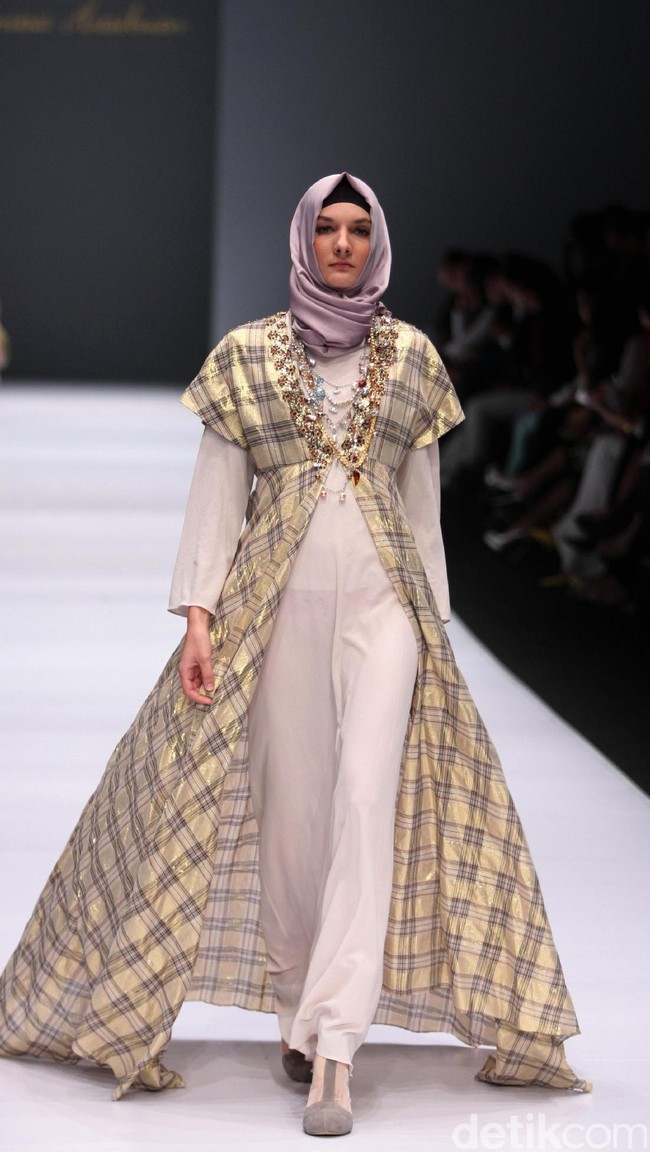 Koleksi Anniesa Hasibuan mengangkat tema DJakarta di Jakarta Fashion Week 2017. Senayan City. Jakarta. [Foto: Mohammad Abduh/Wolipop]