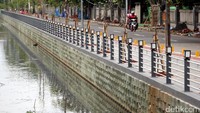 Di sepanjang jalur pedestrian itu juga ditanami pohon agar lebih asri.