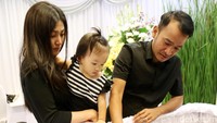 Sang istri, Sarwendah setia menemaninya. Pool/Palevi S/detikFoto.
