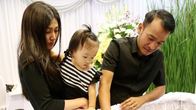 Sarwendah Setia Temani Ruben Onsu Lepas Sang Ayah