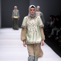 Koleksi Anniesa Hasibuan mengangkat tema DJakarta di Jakarta Fashion Week 2017. Senayan City. Jakarta. [Foto: Mohammad Abduh/Wolipop]