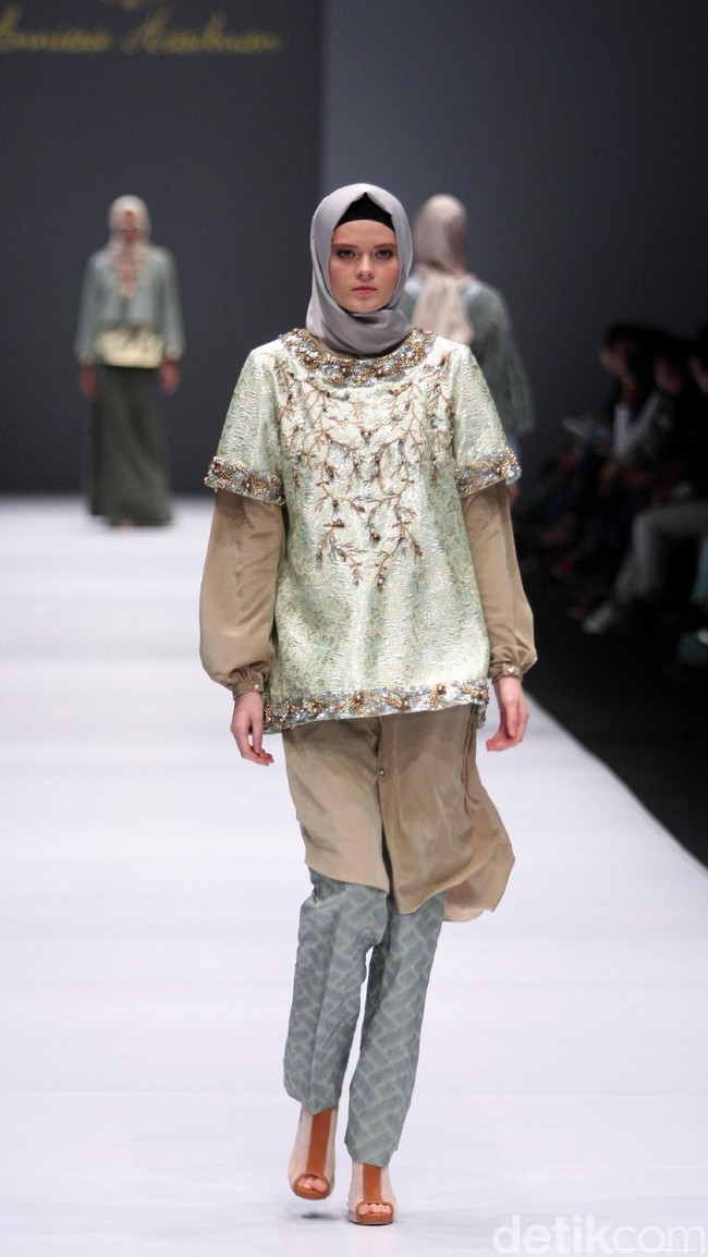 Koleksi Anniesa Hasibuan mengangkat tema DJakarta di Jakarta Fashion Week 2017. Senayan City. Jakarta. [Foto: Mohammad Abduh/Wolipop]