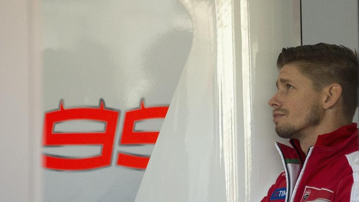 VALENCIA, SPAIN - NOVEMBER 16:  16:  Casey Stoner of Australia and Ducati Team looks on in box during the MotoGp Tests In Valencia at Ricardo Tormo Circuit on November 16, 2016 in Valencia, Spain.  (Photo by Mirco Lazzari gp/Getty Images)