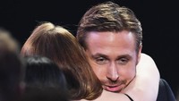 Pelukan Ryan Gosling kepada Emma Stone yang berhasil memenangkan Outstanding Female Actor in a Film. Kevin Winter/Getty Images/detikFoto.