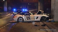 Si burung camar Mercedes-Benz SLS AMG mengalami kecelakaan di Mannheim, Jerman. Pengendara memacu kendaraannya 120 mil per jam di area 50 mil per jam. Foto: WreckedExotics.com