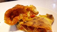 Chicken Chilli Spicy Calzone diisi dengan potongan daging ayam dengan saus merah yang agak pedas. Makin enak dinikmati dengan campuran lelehan keju yang gurih mulur.