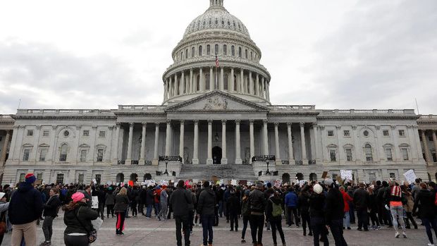 Demonstran berkumpul di luar Gedung Capitol