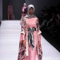 Koleksi Anniesa Hasibuan mengangkat tema DJakarta di Jakarta Fashion Week 2017. Senayan City. Jakarta. [Foto: Mohammad Abduh/Wolipop]