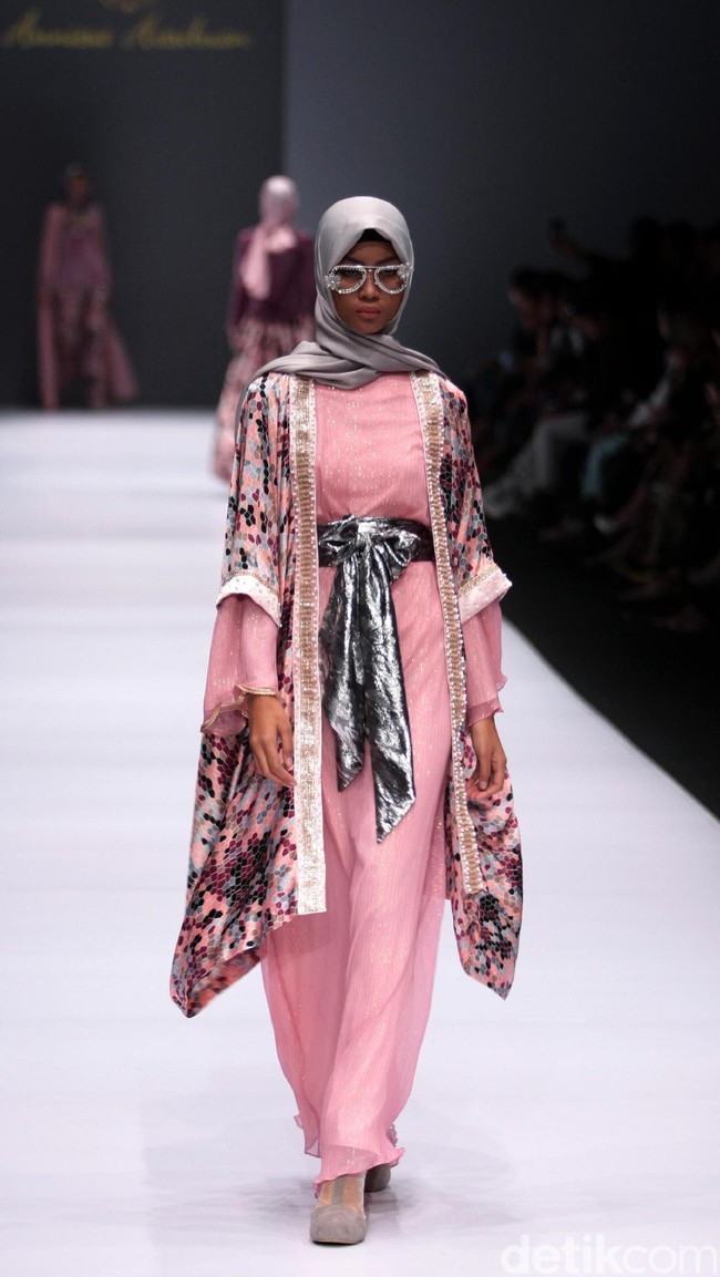 Koleksi Anniesa Hasibuan mengangkat tema DJakarta di Jakarta Fashion Week 2017. Senayan City. Jakarta. [Foto: Mohammad Abduh/Wolipop]
