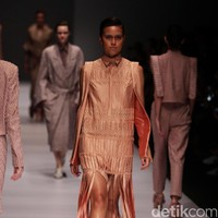 Koleksi Sapto Djojokartiko di Jakarta Fashion Week 2017. Senayan City. Jakarta. [Foto: Mohammad Abduh/Wolipop]