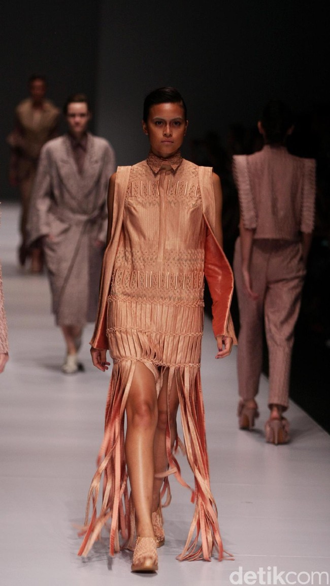 Koleksi Sapto Djojokartiko di Jakarta Fashion Week 2017. Senayan City. Jakarta. [Foto: Mohammad Abduh/Wolipop]