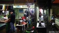 Dua orang penjahit menyelesaikan pesanan.