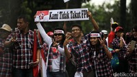 Massa pro Ahok kompak memakai baju kotak-kotak. Mereka juga membawa poster.