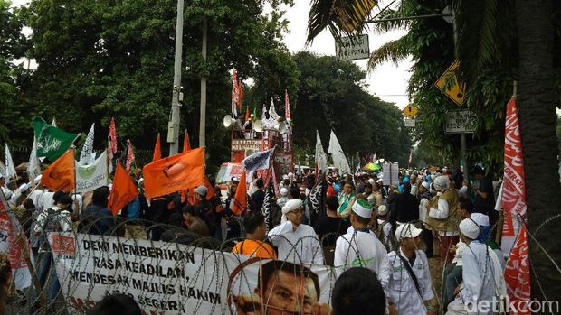 Meski Diguyur Hujan, Massa Sidang Ahok Tetap Orasi di Depan Gedung