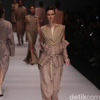 Koleksi Sapto Djojokartiko di Jakarta Fashion Week 2017. Senayan City. Jakarta. [Foto: Mohammad Abduh/Wolipop]