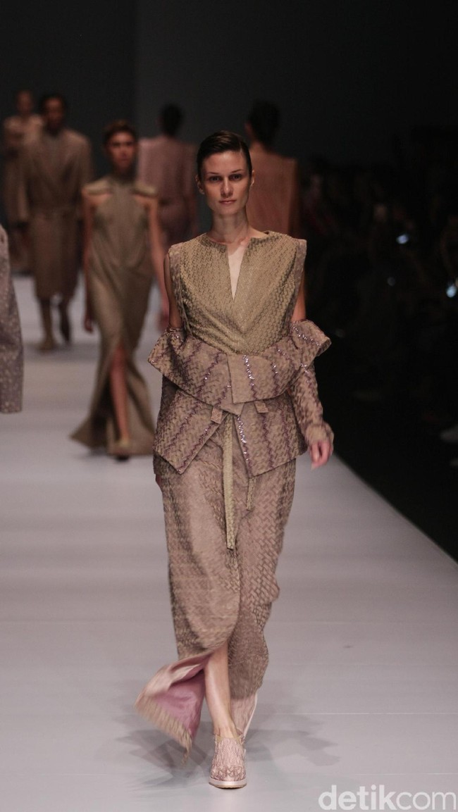 Koleksi Sapto Djojokartiko di Jakarta Fashion Week 2017. Senayan City. Jakarta. [Foto: Mohammad Abduh/Wolipop]