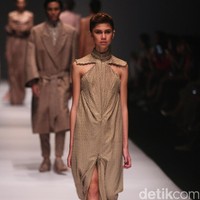 Koleksi Sapto Djojokartiko di Jakarta Fashion Week 2017. Senayan City. Jakarta. [Foto: Mohammad Abduh/Wolipop]