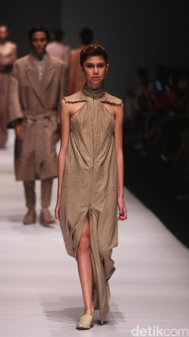 Koleksi Sapto Djojokartiko di Jakarta Fashion Week 2017. Senayan City. Jakarta. [Foto: Mohammad Abduh/Wolipop]