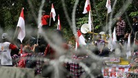 Selain poster, massa pro Ahok juga membawa bendera merah putih.