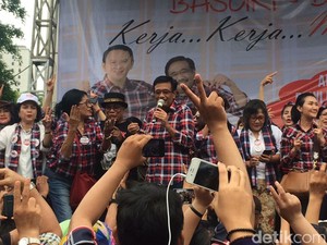 Hadiri Kampanye Rakyat, Djarot Dangdutan Bareng Warga