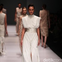 Koleksi Sapto Djojokartiko di Jakarta Fashion Week 2017. Senayan City. Jakarta. [Foto: Mohammad Abduh/Wolipop]