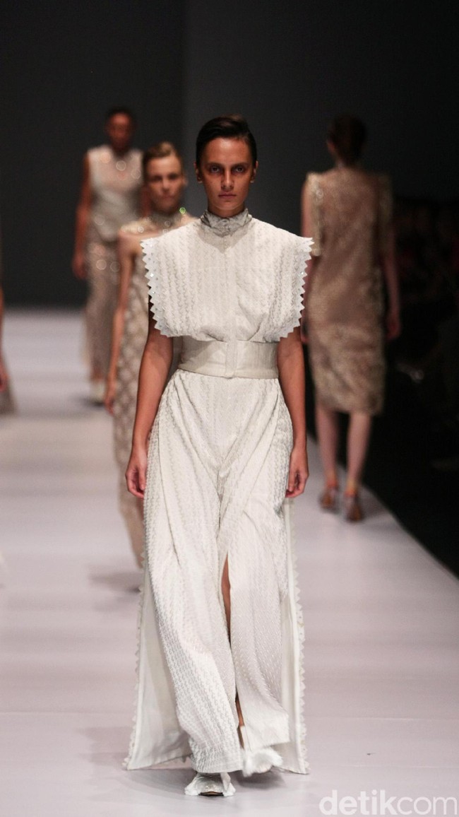 Koleksi Sapto Djojokartiko di Jakarta Fashion Week 2017. Senayan City. Jakarta. [Foto: Mohammad Abduh/Wolipop]