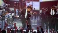 Dan yang juga diunggulkan yakni Bruno Mars dengan hits-hitsnya yang sukses merajai tangga lagu. Kevin Winter/Getty Images/detikFoto.