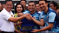 Roem Kono memberikan cenderamata kepada Rico Ceper yang didampingi Vincent sebelum pertandingan.