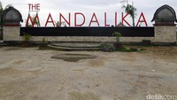 Pantai Kuta ini sekarang tak jarang juga disebut sebagai Pantai Mandalika. Dulunya ada tulisan besar Kuta Lombok di pesisir pantai. Namun kini telah diubah menjadi The Mandalika (Kurnia/detikTravel)
