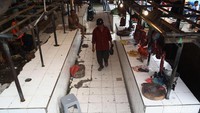 Seorang pengunjung melintas di depan kios yang menjual daging.