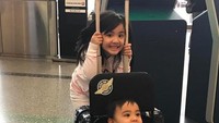 Lucunya Mika bersama sang adik, Mainaka Zanatti Bakrie. (Dok. Instagram/ramadhaniabakrie)