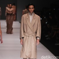 Koleksi Sapto Djojokartiko di Jakarta Fashion Week 2017. Senayan City. Jakarta. [Foto: Mohammad Abduh/Wolipop]