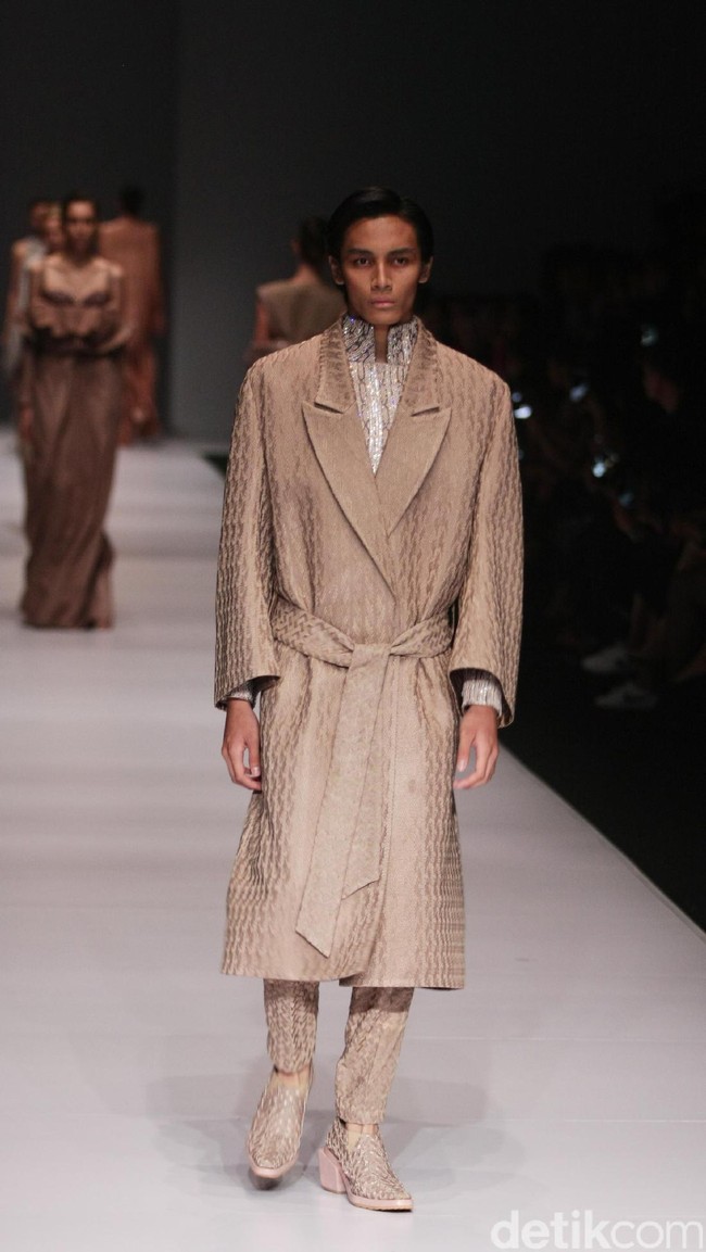 Koleksi Sapto Djojokartiko di Jakarta Fashion Week 2017. Senayan City. Jakarta. [Foto: Mohammad Abduh/Wolipop]