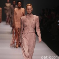Koleksi Sapto Djojokartiko di Jakarta Fashion Week 2017. Senayan City. Jakarta. [Foto: Mohammad Abduh/Wolipop]