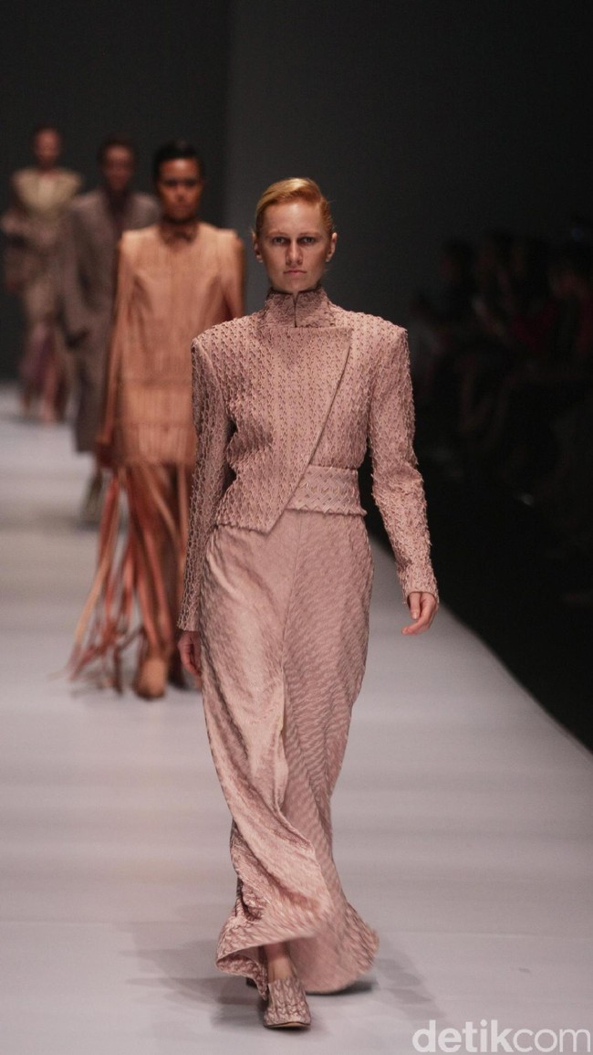 Koleksi Sapto Djojokartiko di Jakarta Fashion Week 2017. Senayan City. Jakarta. [Foto: Mohammad Abduh/Wolipop]