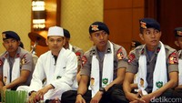 Sebelum acara ini dimulai, beberapa personel Brimob nampak melantunkan zikir.