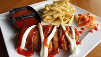 Nomi Chicken Katsu bisa memakai pelengkap nasi atau kentang goreng. Chicken katsu berbalut tepung renyah bisa dicocol dengan saus tomat dan mayonnaise.