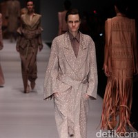 Koleksi Sapto Djojokartiko di Jakarta Fashion Week 2017. Senayan City. Jakarta. [Foto: Mohammad Abduh/Wolipop]