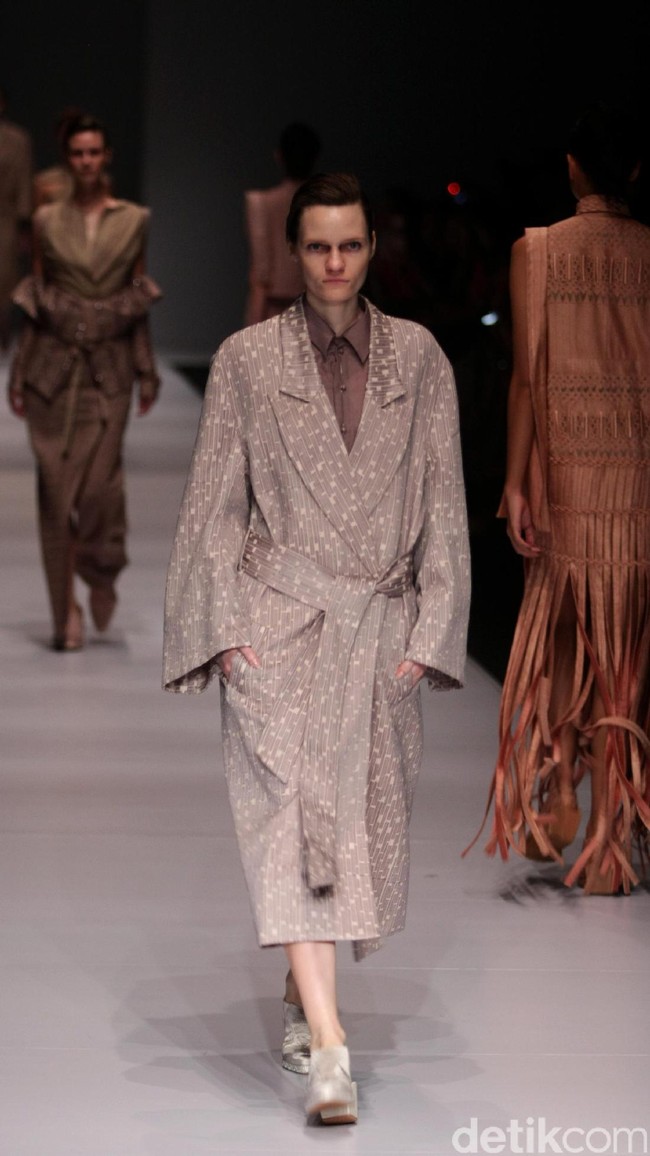 Koleksi Sapto Djojokartiko di Jakarta Fashion Week 2017. Senayan City. Jakarta. [Foto: Mohammad Abduh/Wolipop]