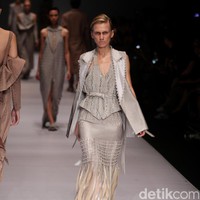 Koleksi Sapto Djojokartiko di Jakarta Fashion Week 2017. Senayan City. Jakarta. [Foto: Mohammad Abduh/Wolipop]