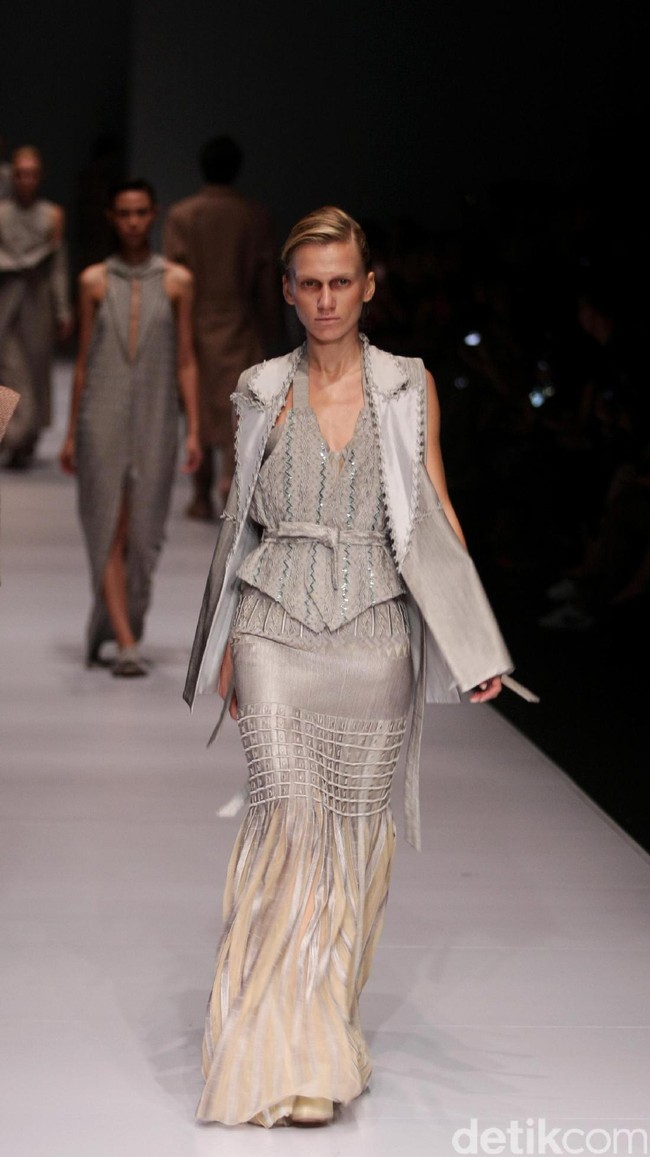 Koleksi Sapto Djojokartiko di Jakarta Fashion Week 2017. Senayan City. Jakarta. [Foto: Mohammad Abduh/Wolipop]