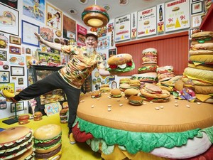 Suka Hamburger, Pria Ini Koleksi 3724 Replika Hamburger