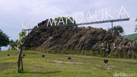 Ada pula papan nama yang baru diresmikan bertuliskan Kuta Mandalika. Tulisan berwarna putih itu ukurannya lebih besar dari The Mandalika, panjangnya sekitar 30 meter dan diletakkan di atas bukit (Kurnia/detikTravel)
