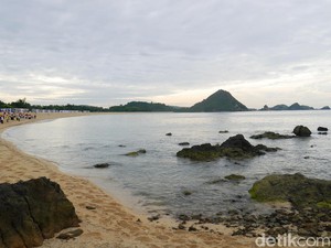 6 Alasan Kamu Nggak Bakal Menyesal Main ke Pantai Kuta Lombok