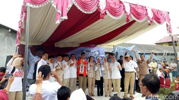 Anies lantik koordinator RT RW relawan / 