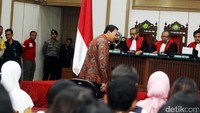 Ahok menyapa penasihat hukumnya. Pool/Isra Triansyah/detikFoto.